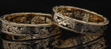 Gravierte Eheringe mit schwarzem Hintergrund und Ringinnengravur