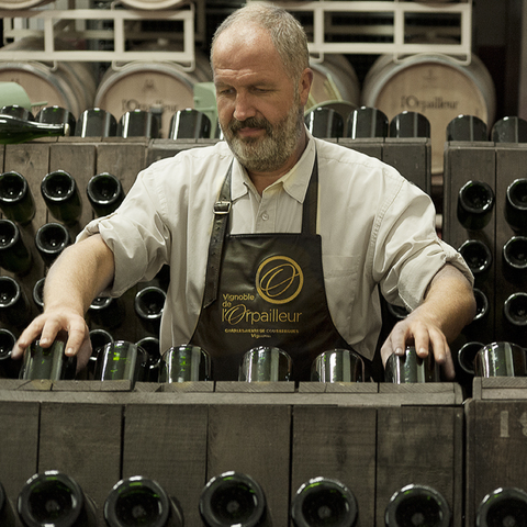 Charles-Henri de Coussergues procède au remuage des bouteilles d'Orpailleur Brut