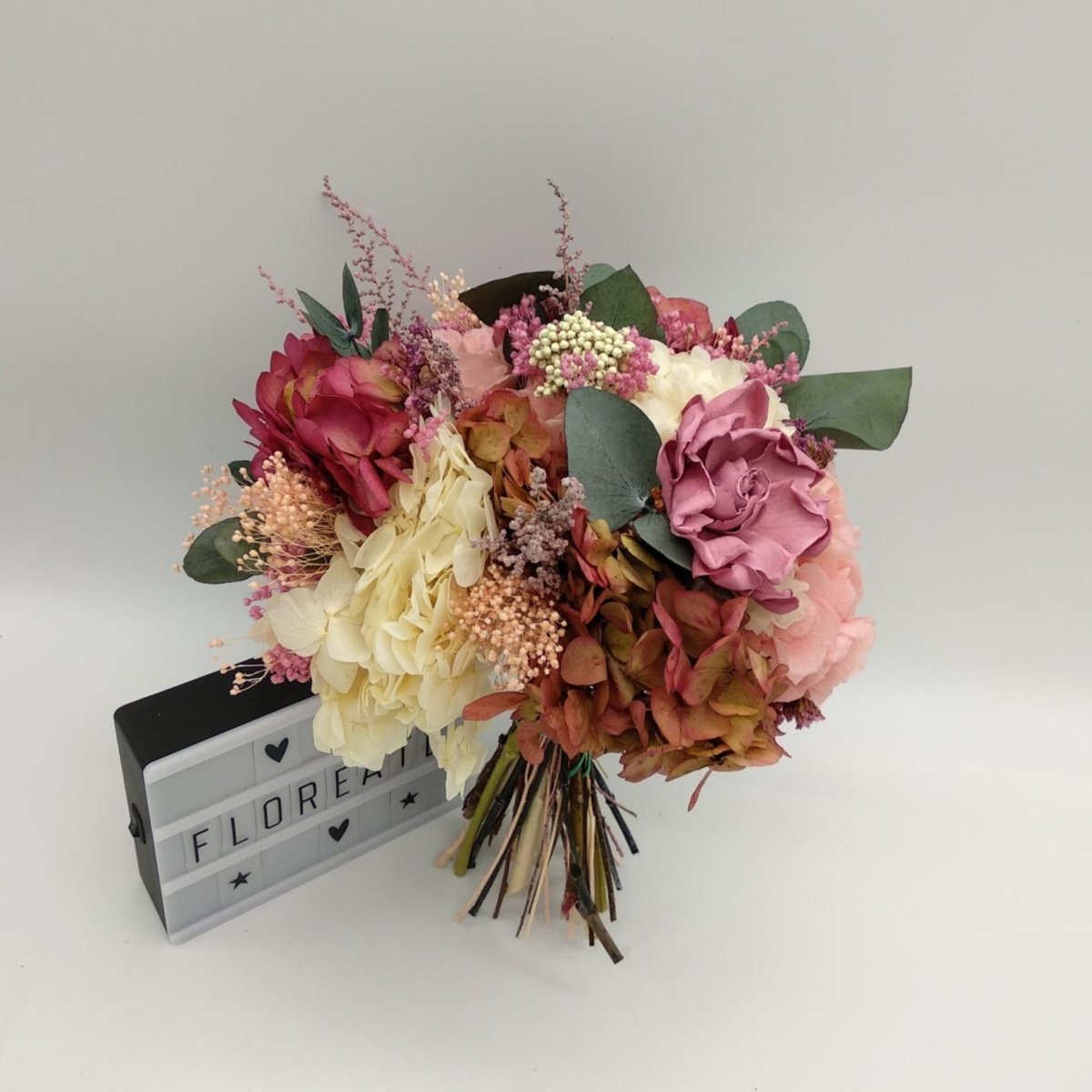 Bouquet con gardenia y flores eternas – Floreate
