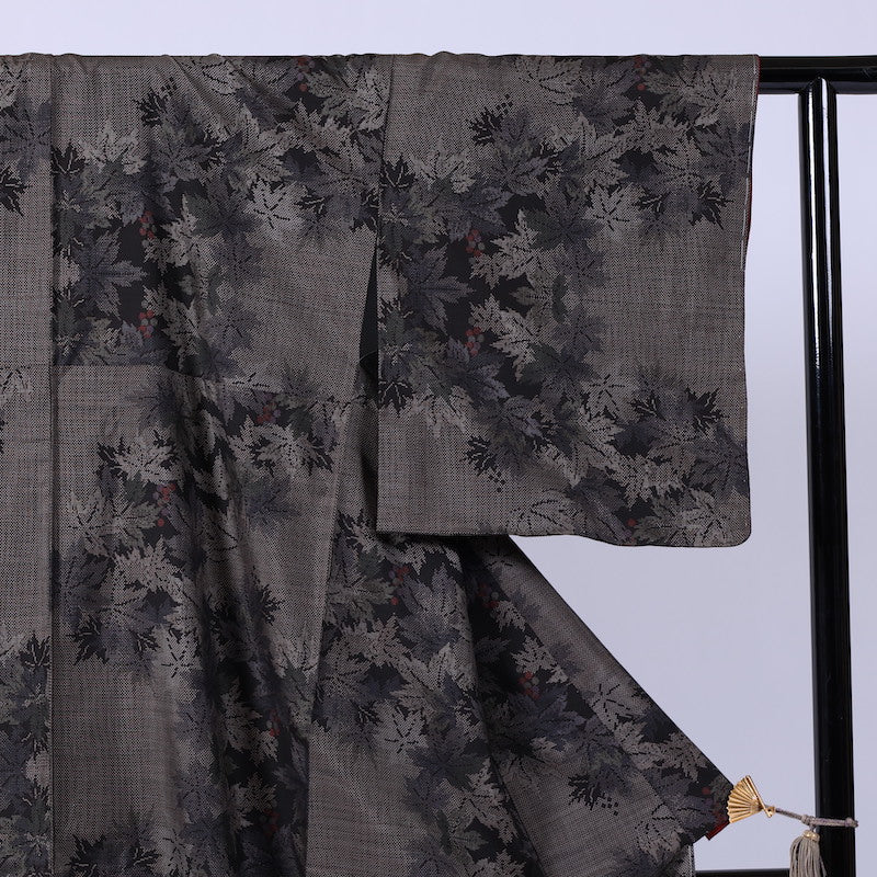 新品・未使用品　着物　本場大島紬　7マルキ　純泥草木染め　/　kimono /900