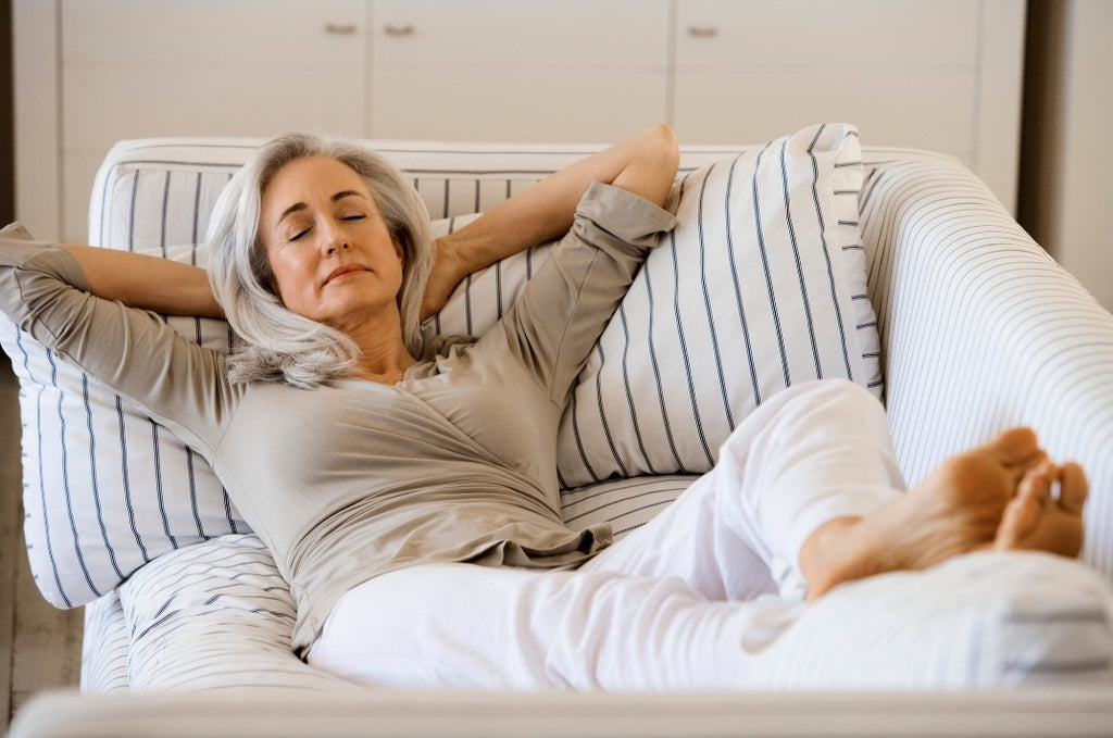 Femme détendue sans douleur sur le canapé.