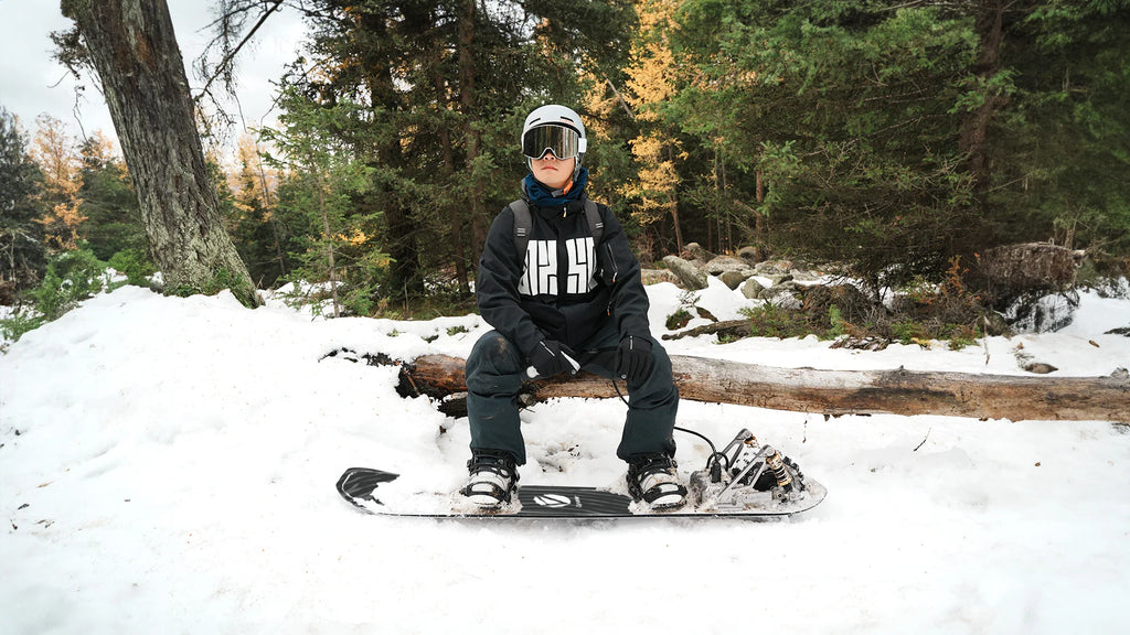 Blog- man wear a helmet on snowboard