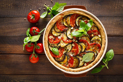 Une tarte aux légumes avec des tomates en grappe