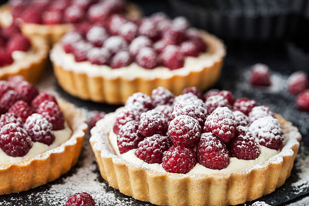 Des tartelettes aux framboises avec du sucre glace