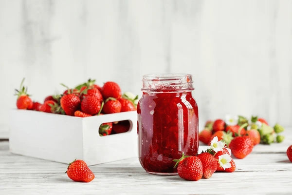 Une confiture maison dans un pot