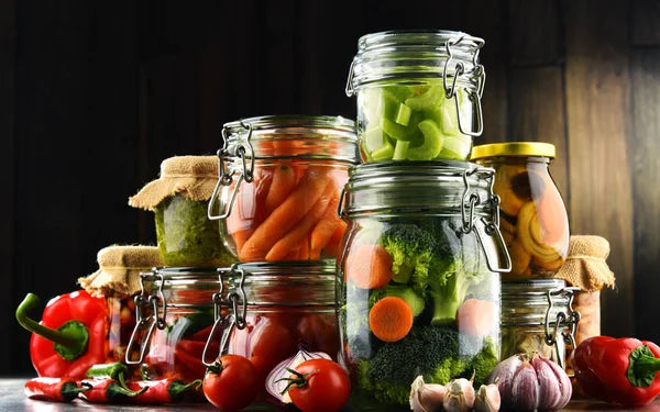 Des fruits et des légumes dans des bocaux en verre