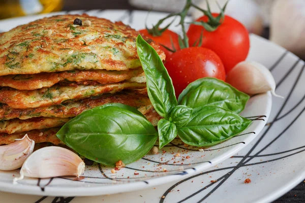 Des galettes de légumes avec du basilic et de la tomate