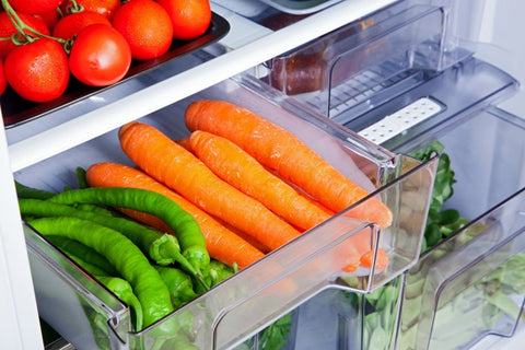 Des légumes dans un bac au réfrigérateur