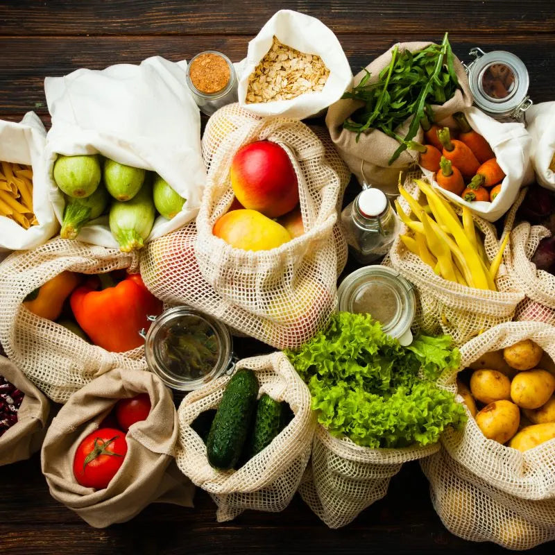 Un panier anti-gaspi avec des fruits, des légumes et des conserves