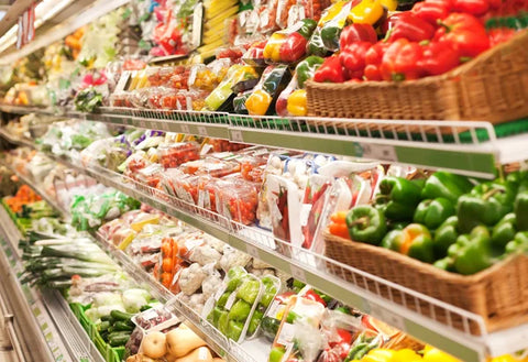 Les rayons d'un supermarché avec des fruits et des légumes