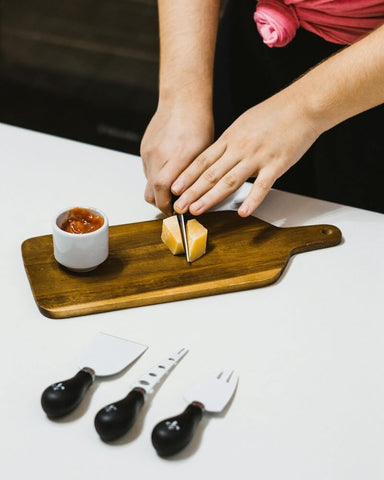Cheese platter and cheese knives. Photo by Lucas Oliveira.