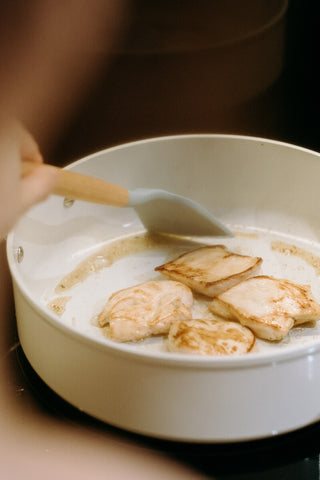 Cooking up to 4 pieces of chicken on a sauté pan.