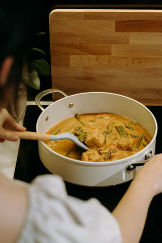 Cooking Indian fish curry on a ceramic cookware is effortless thanks to the non-toxic non-stick coating on its cooking surface.