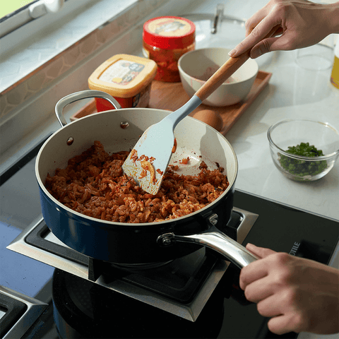 No more fuss with stuck food bits with nonstick aluminum pans.