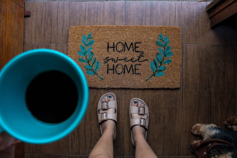 Customised welcome mat, an apartment gift that will undoubtedly come in handy. Photo by Juliana Romão.