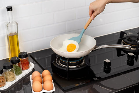 Cooking eggs on a non-stick frypan like the Cosmo Fry.