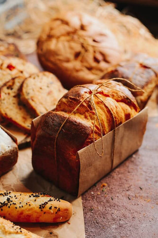 Fresh bread for Italian housewarming gift. Photo by Taha Samet Arslan.