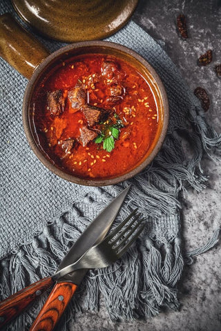 Meat curry cooked and served in a clay pot. Photo by Ting Tian.