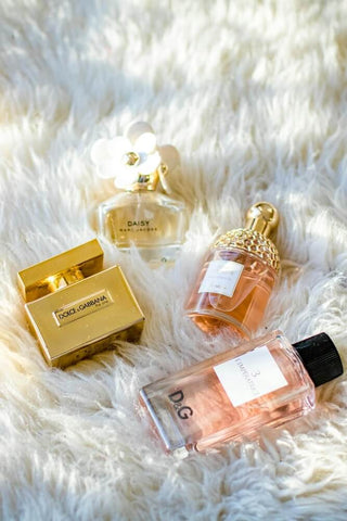 Perfume in various brands. Photo by Valeria Boltneva.