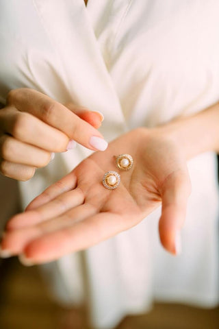 Simple pearl earrings. Photo by Dmitry Zvolskiy.