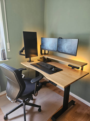 Figure 3: A smaller 131x76cm ErgoHide desk with a custom made shelf.