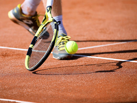 Tennis Schläger mit Tennisball