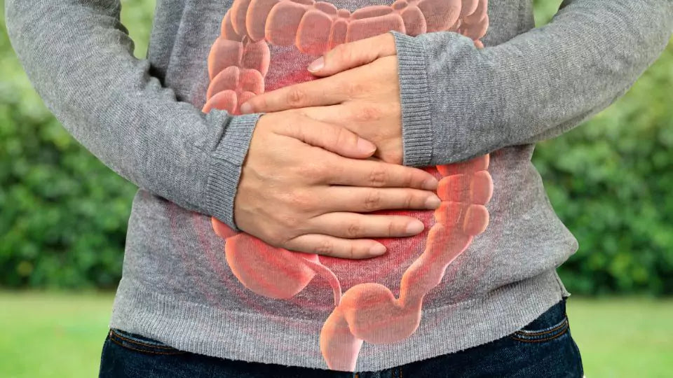 Person med en rød tarm synelig på magen