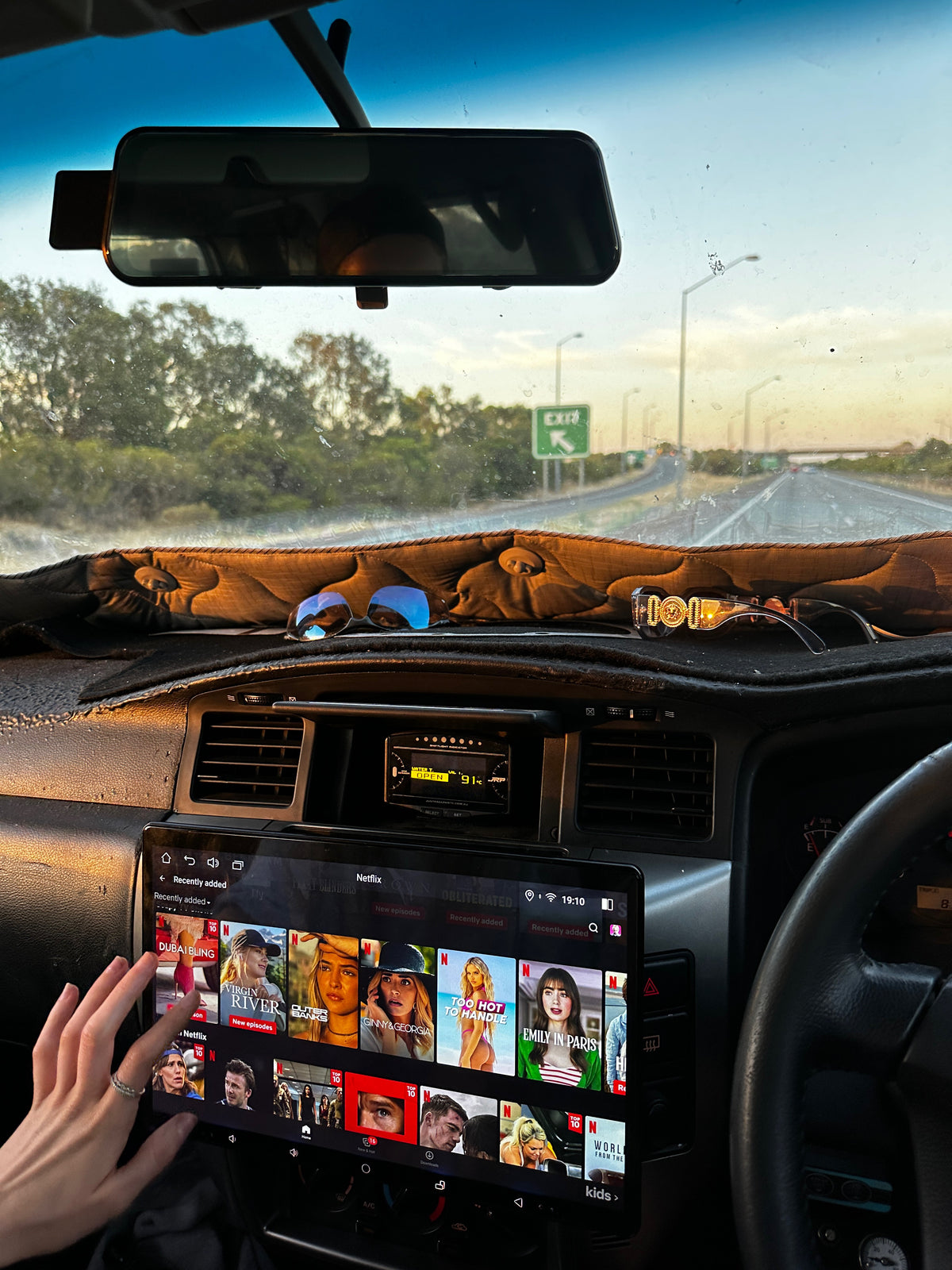 netflix-everse-headunit-carplay.JPG__PID:2979e0de-e02a-4726-9199-c6ba99e3f60e