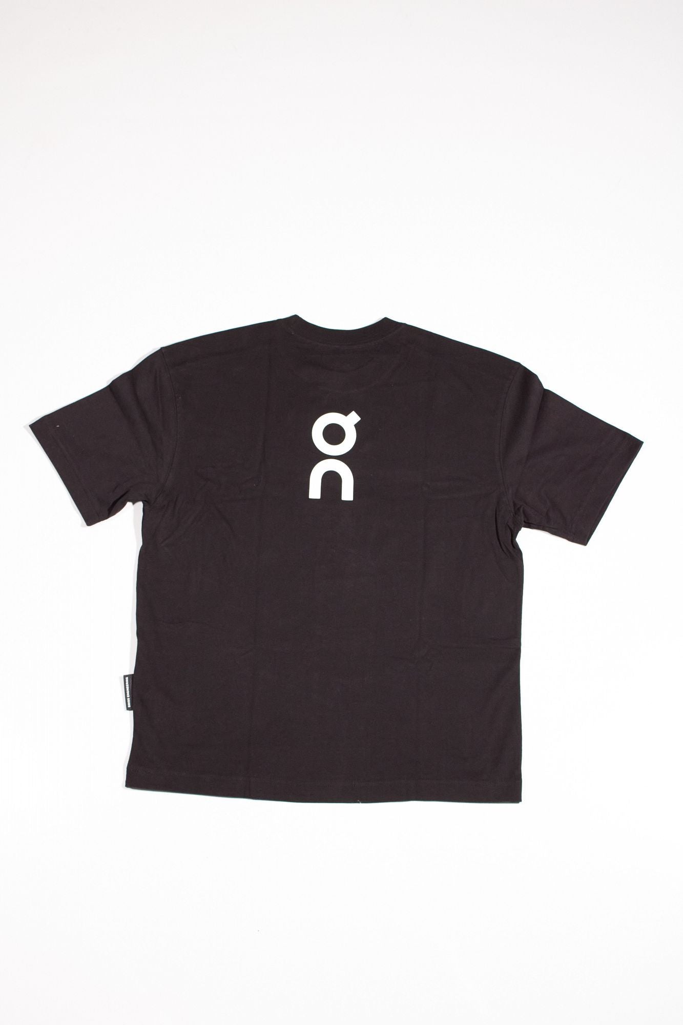ON RUNNING CLUB T en color NEGRO (1)