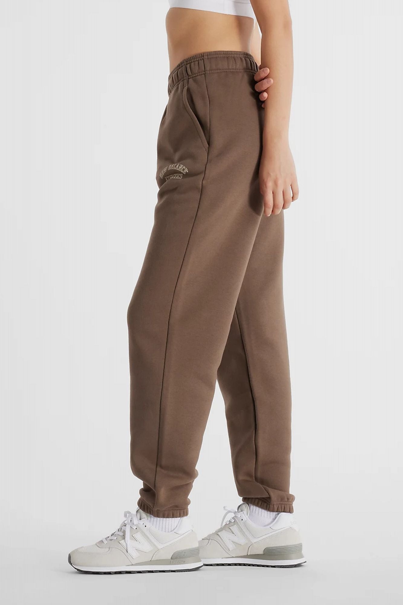 NEW BALANCE GRAPHIC FLEECE JOGGER en color MARRON (1)