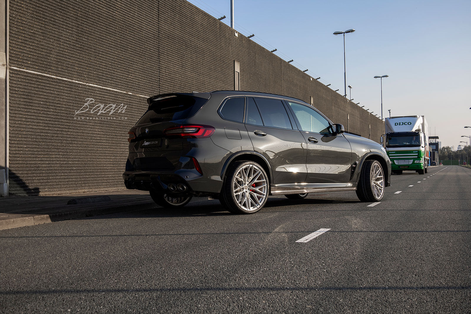 BMW F95 X5M akrapovic carbon diffuser