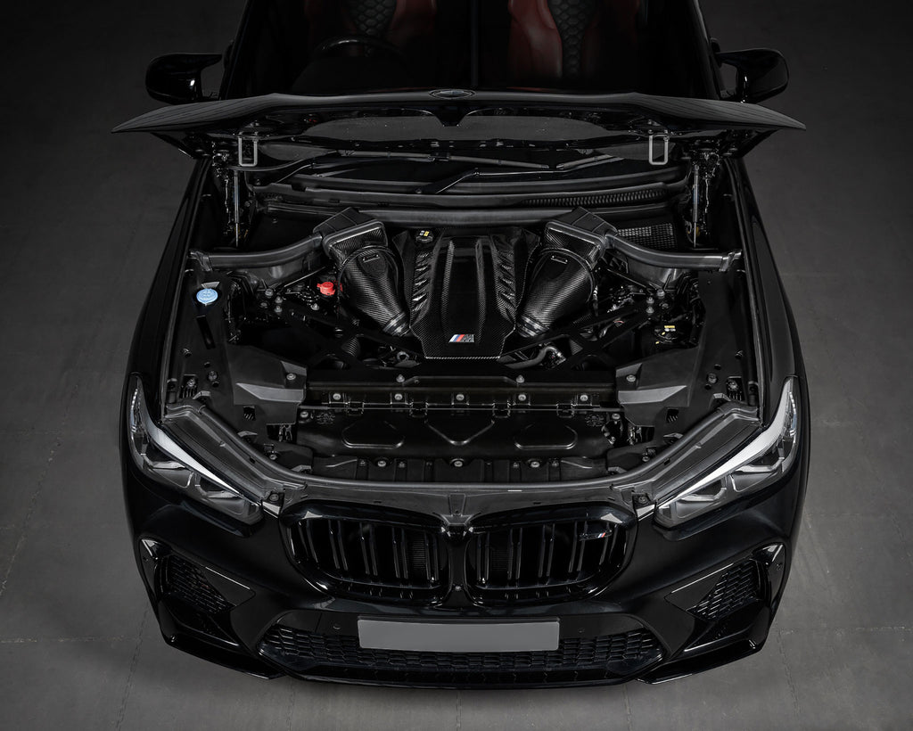 Eventuri Intake geïnstalleerd op een BMW G09 XM, motorruimte met carbon motorkap