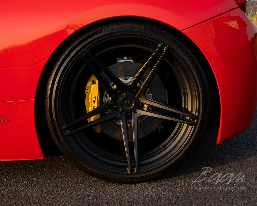 Gedetailleerde foto van het 22 inch ADV1 wiel voor de Ferrari 458