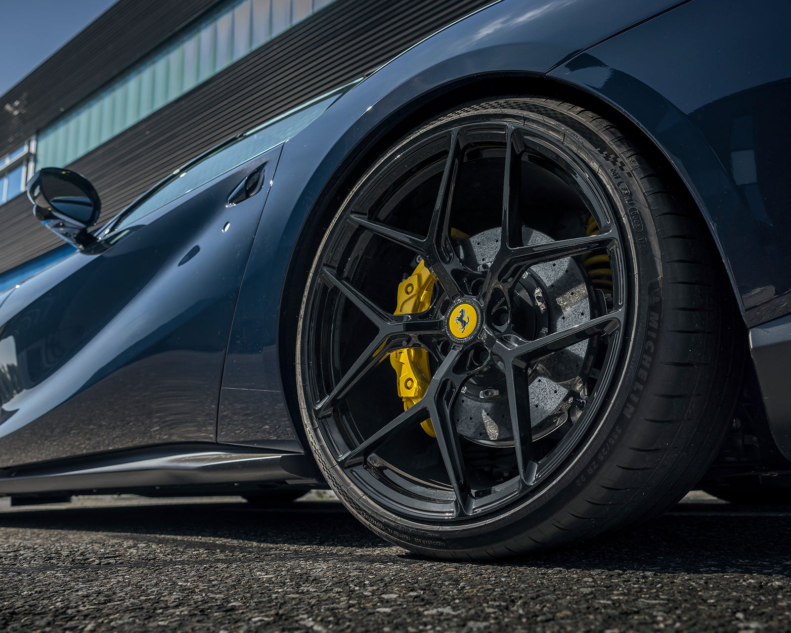 Ferrari 812 GTS met novitec verlaging en brixton gesmede PF7 wielen