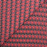 Mousseline crinkle imprimée cible carré rouge fond noir
