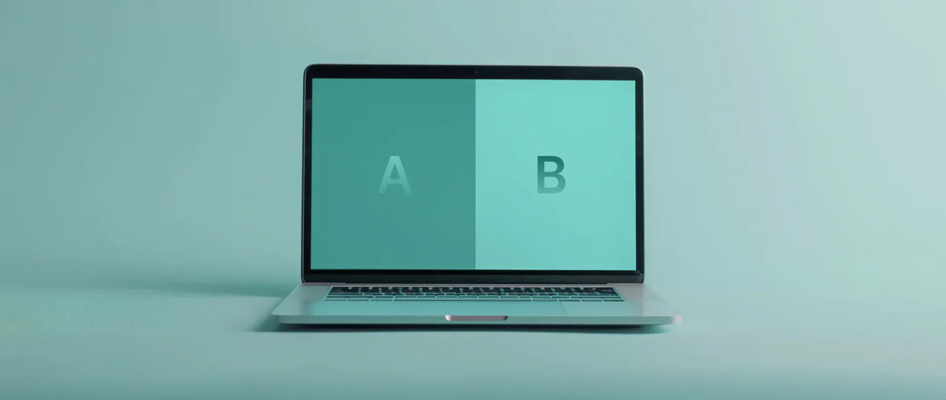 Laptop z podzielonym na pół ekranem symbolizującym testy A/B