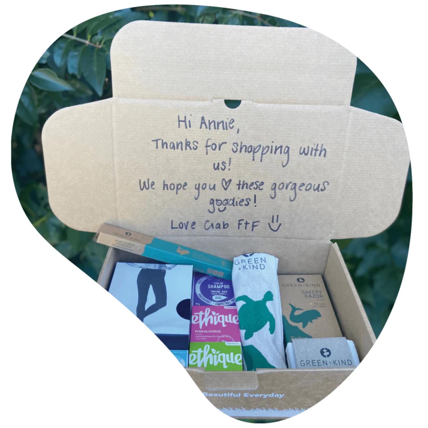 Otwarte pudełko z wiadomością „Dzięki za zakupy u nas.”