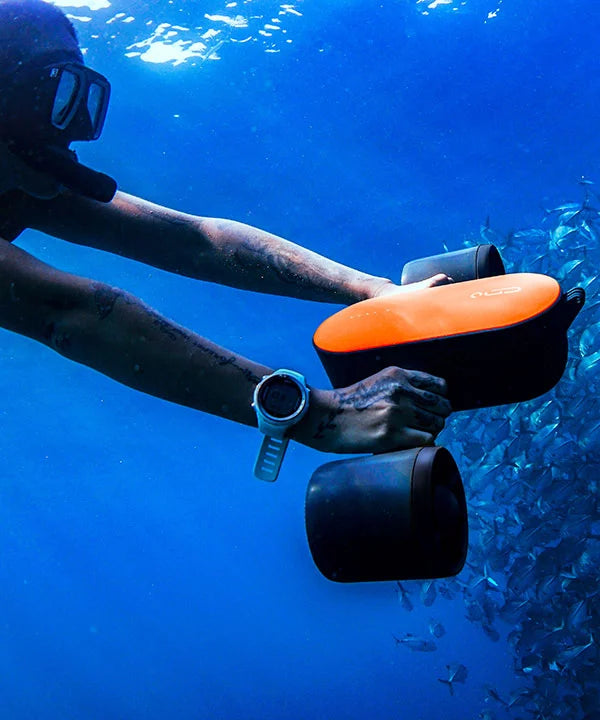 free-diver-swimming-with-geneinno-s2-around-fish-ball