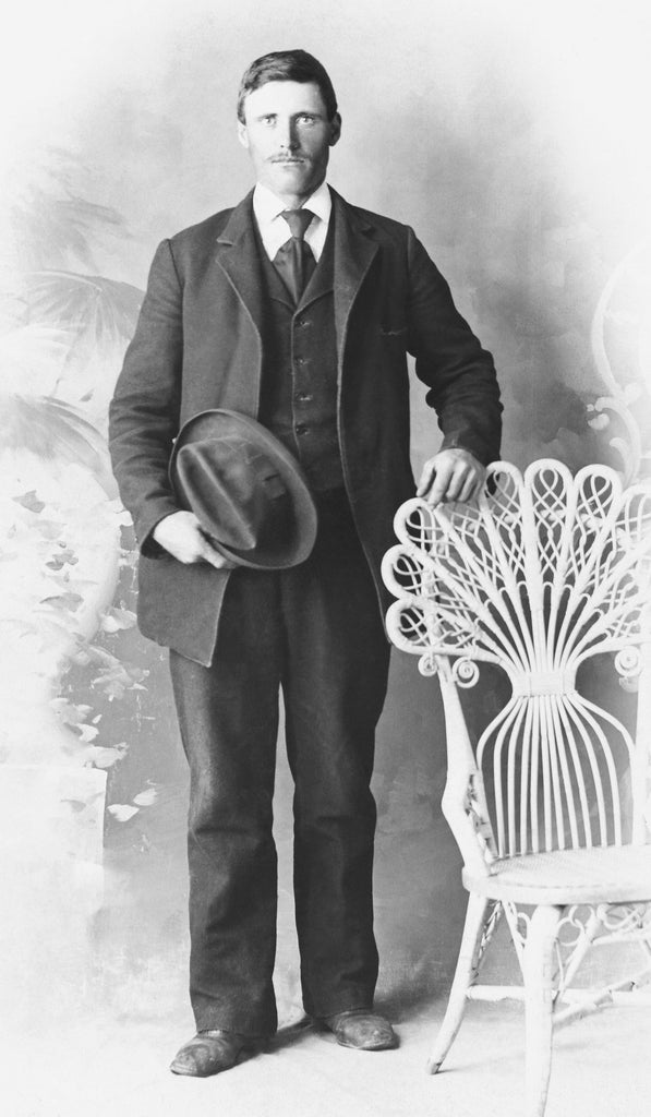 1895 Victorian man with necktie