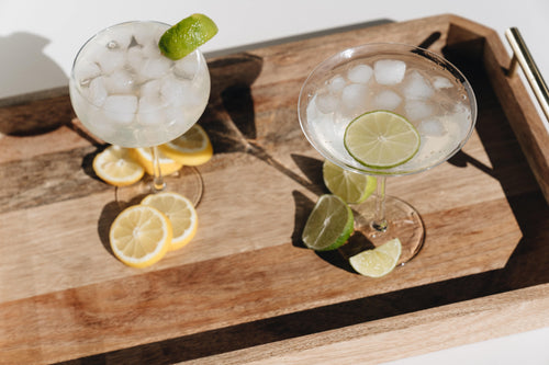 a classic margarita with lime slices
