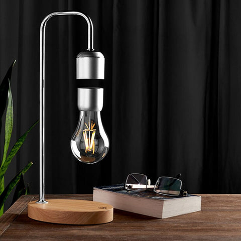 Futuristisk bordlampa där glödlampan kan placeras fritt i luften utan stöd genom magnetisk levitationsteknologi från FlowLow, vilket kommer att revolutionera marknaden vi känner idag inom hemtillbehörsmarknaden.