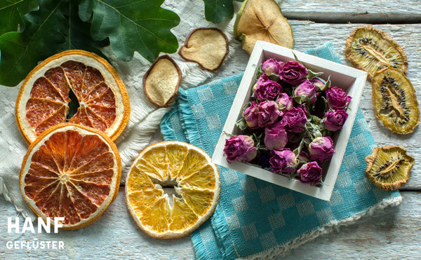 Früchte und Blumen auf Tischdecke