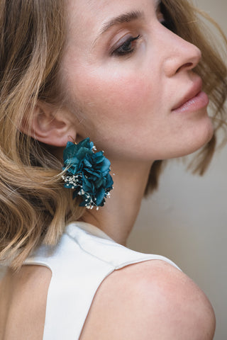 boucles d'oreilles fleurs stabilisées avec une touche bleue