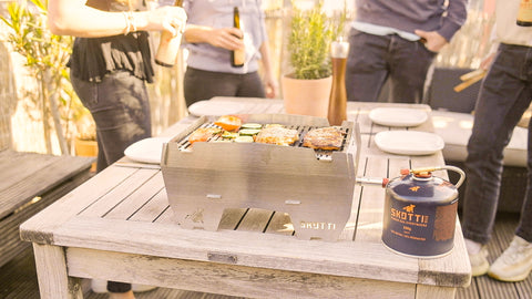 Freunde grillen auf dem Balkon mit dem Skotti Gasgrill