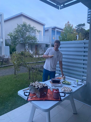 Junger Mann grillt mit dem Skotti Grill leckere Speisen