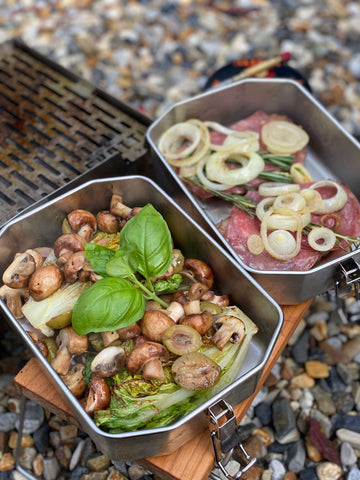 Zubereitung gegrillter Salat in den Skotti Boksen aus Edelstahl