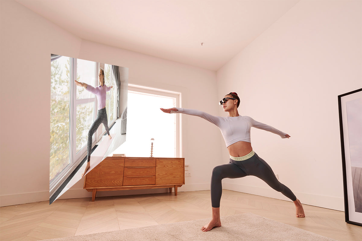 Eine Frau macht Yoga mit einer Rokid-Videobrille