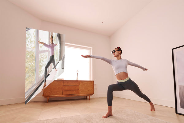 Eine Frau, die beim Yoga-Training eine Rokid-KI-Datenbrille trägt