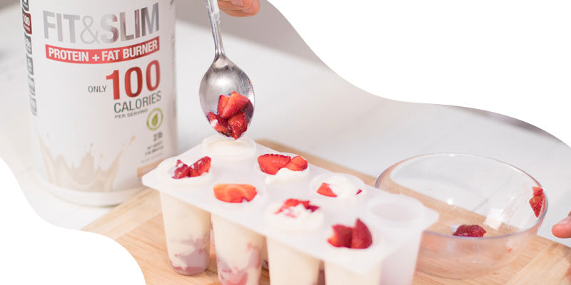 Paletas heladas de proteína con fresa y yogur