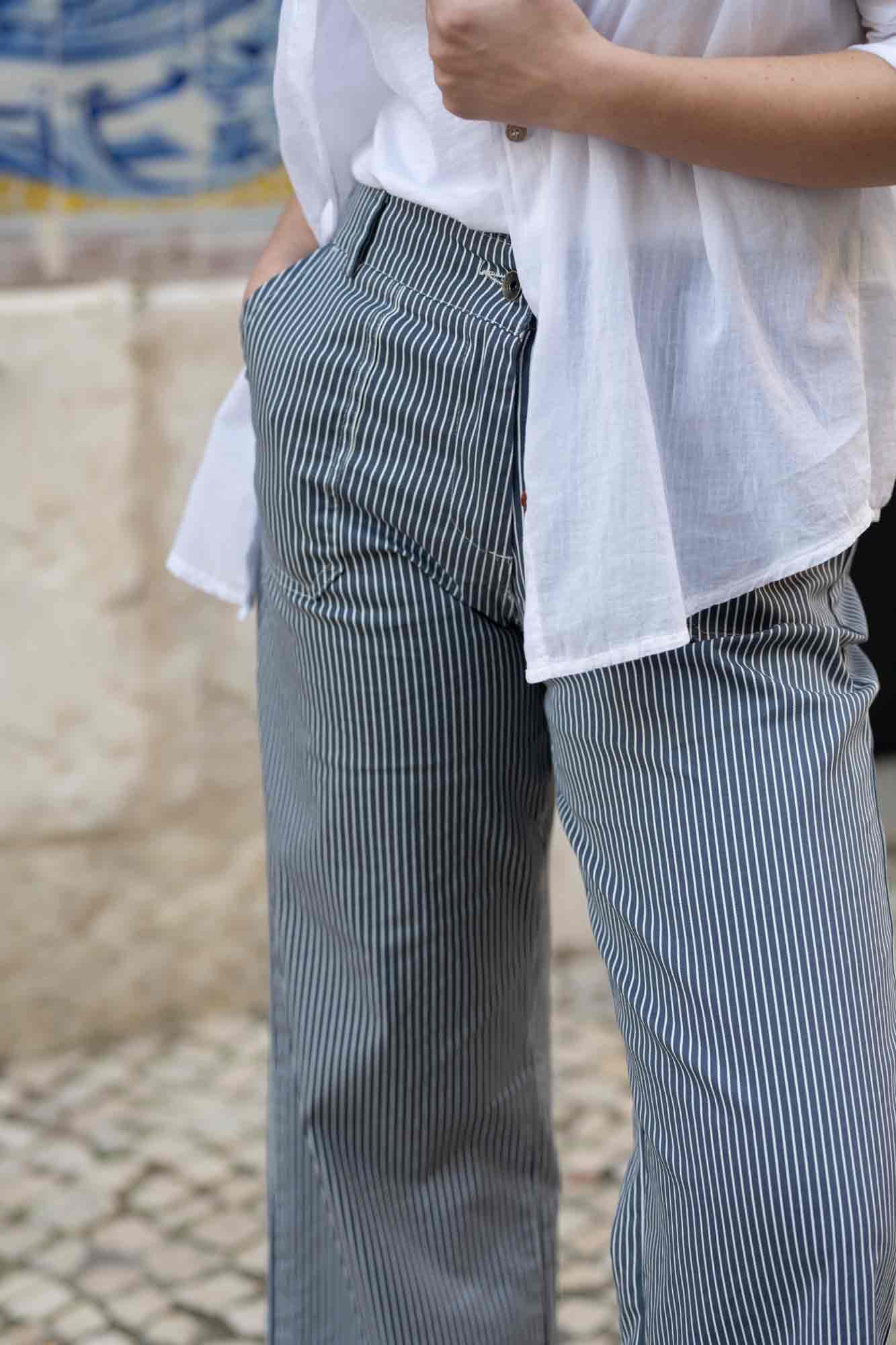 Pantalon stretch rayé bleu et blanc